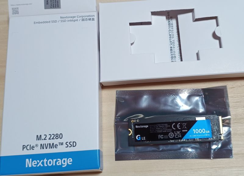 SSDの下に何か入っているけど見てないw