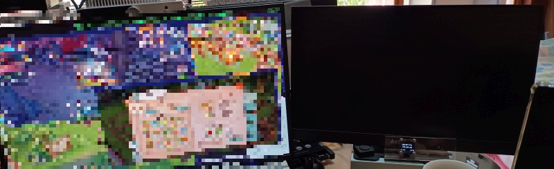 写ってないけど左側にはFHDのディスプレイが3台あるw