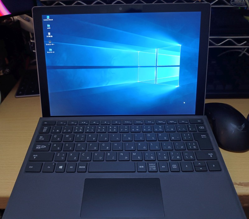 壁紙をWindows10(前期)にしてやった