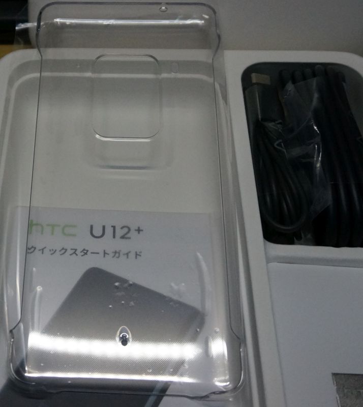 【HTC U12+】標準でケース付き