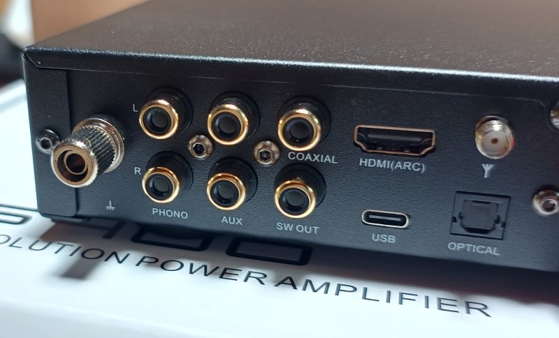 HDMIだけじゃなくてPHONOも付いてる