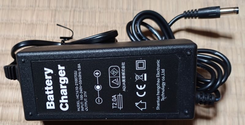 出力は21VのACアダプタ