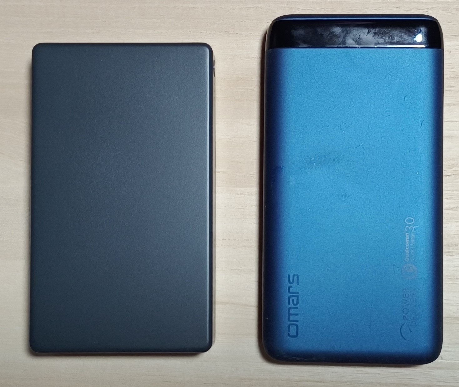 左が今回購入したモバイルバッテリー